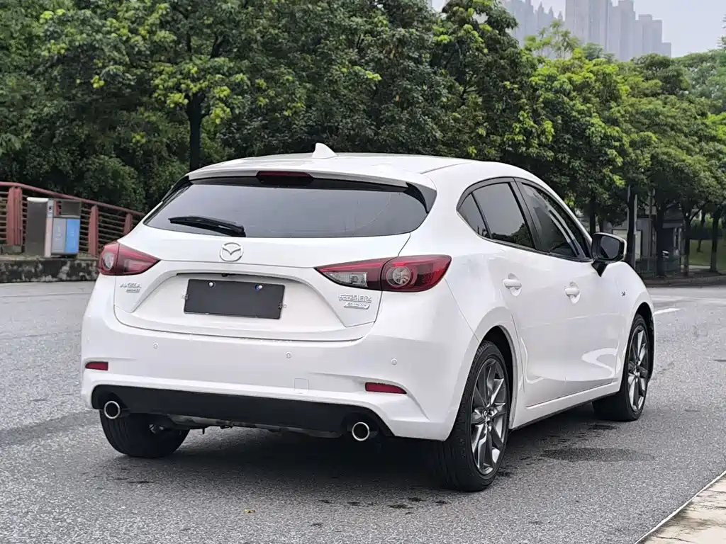 Mazda 3 Axela Hatchback 2.0 L Auto Luxury CN-V