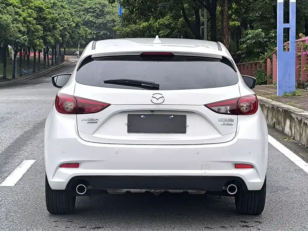 Mazda 3 Axela Hatchback 2.0 L Auto Luxury CN-V