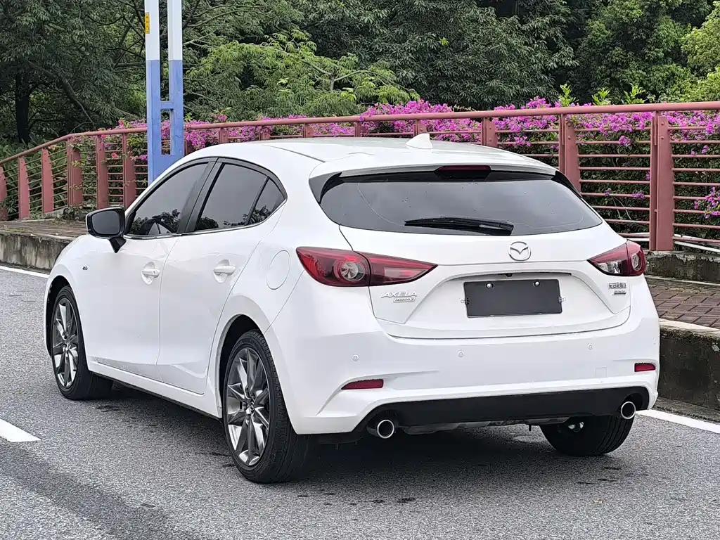 Mazda 3 Axela Hatchback 2.0 L Auto Luxury CN-V