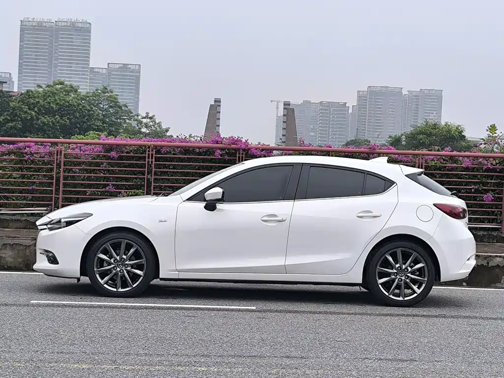 Mazda 3 Axela Hatchback 2.0 L Auto Luxury CN-V