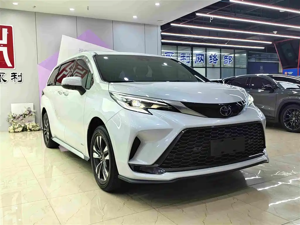 Granvia 2.5 L Hybrid Distinguished PLUS 4 WD