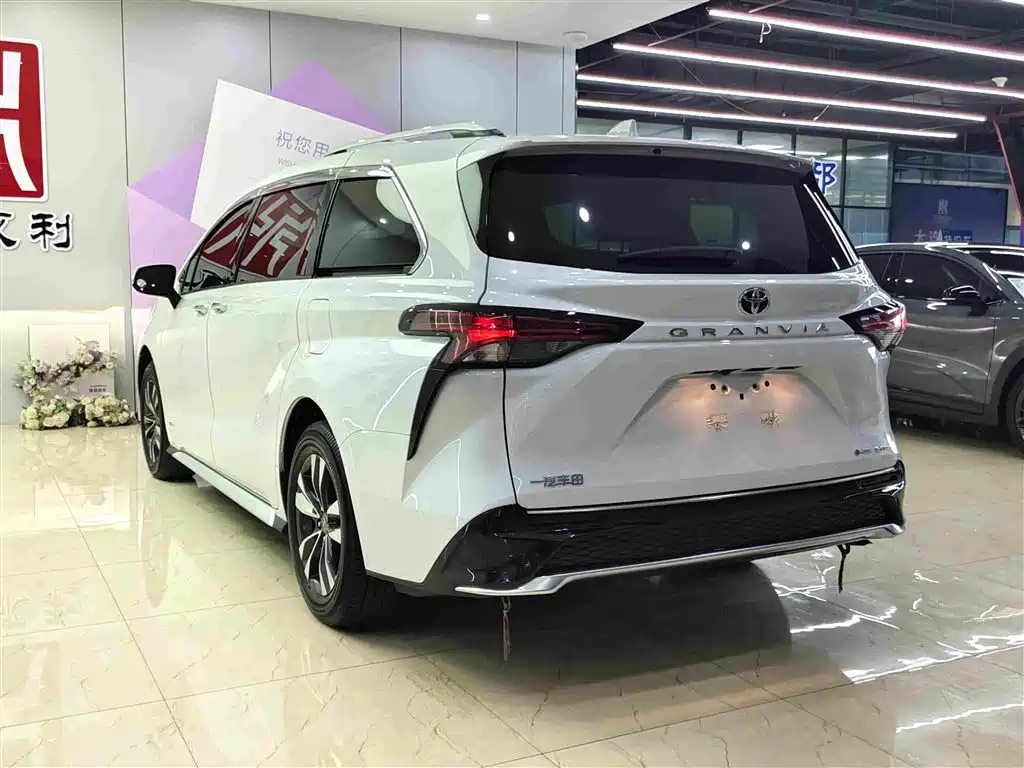 Granvia 2.5 L Hybrid Distinguished PLUS 4 WD