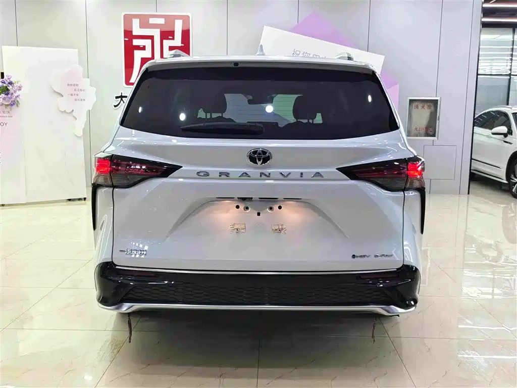 Granvia 2.5 L Hybrid Distinguished PLUS 4 WD
