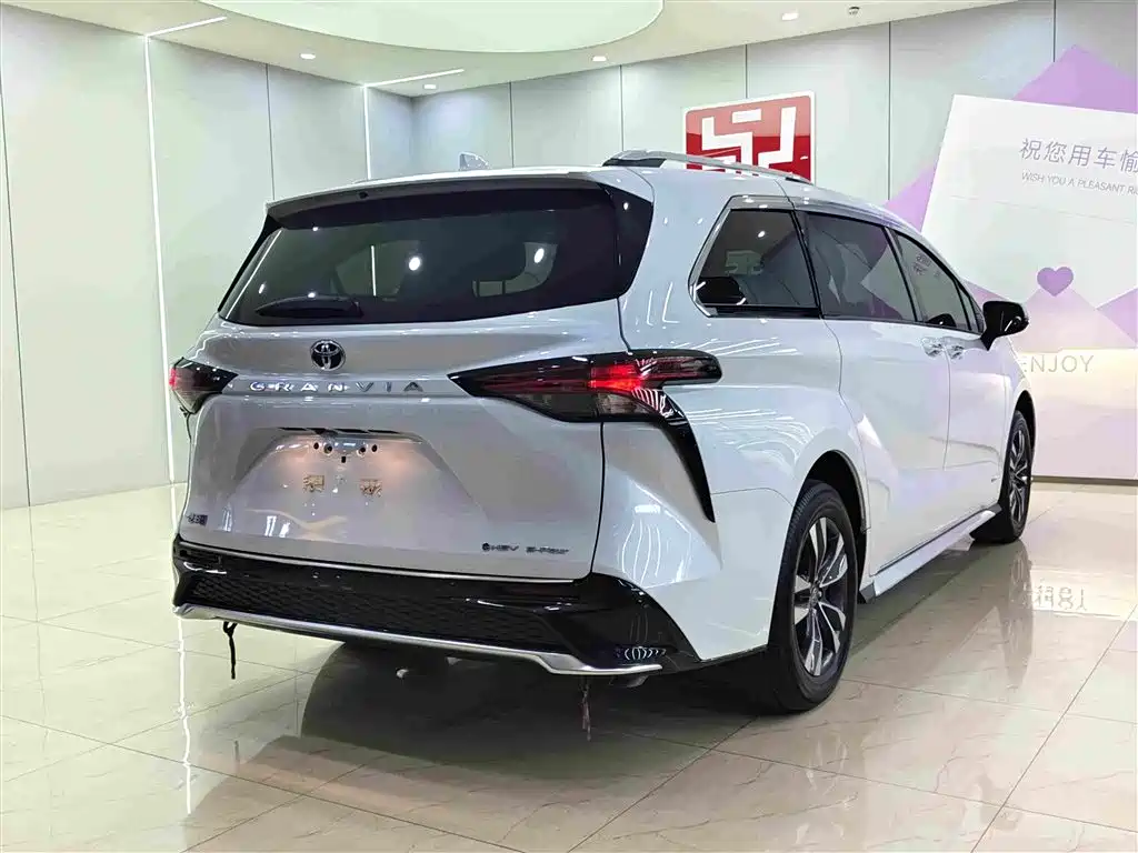 Granvia 2.5 L Hybrid Distinguished PLUS 4 WD