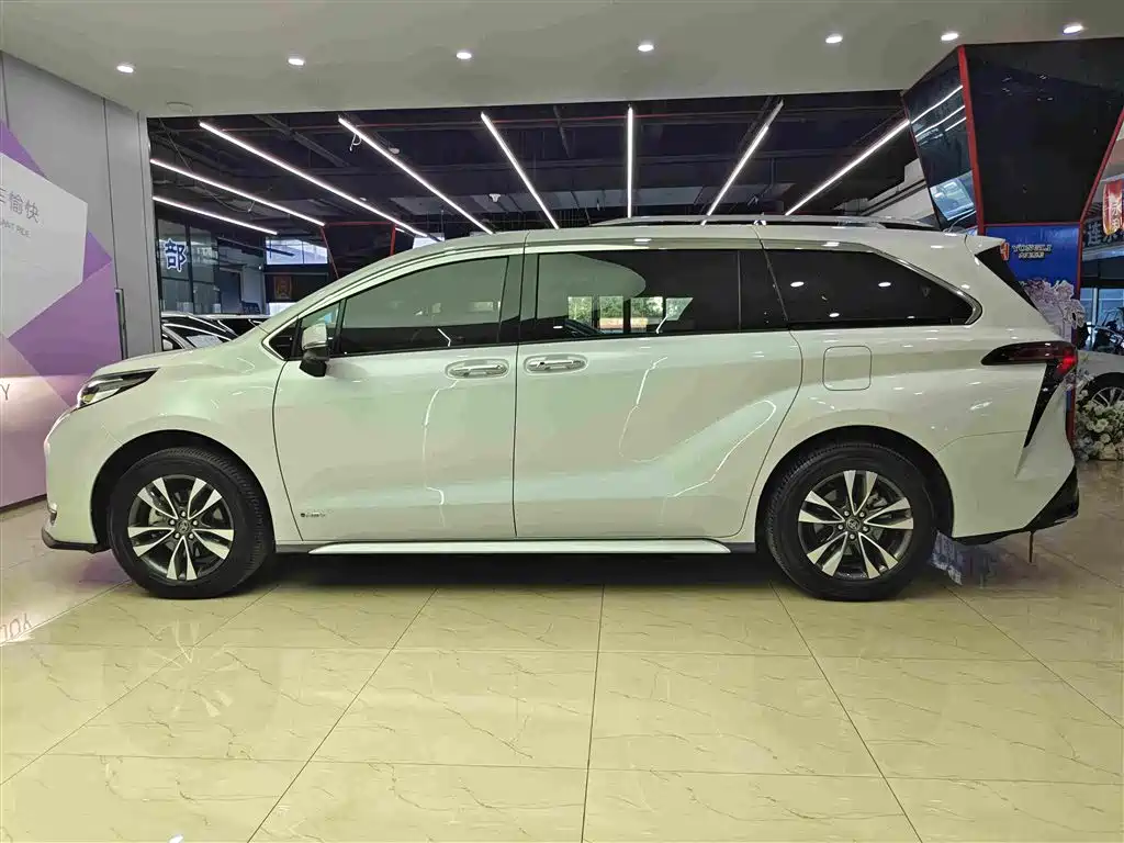 Granvia 2.5 L Hybrid Distinguished PLUS 4 WD