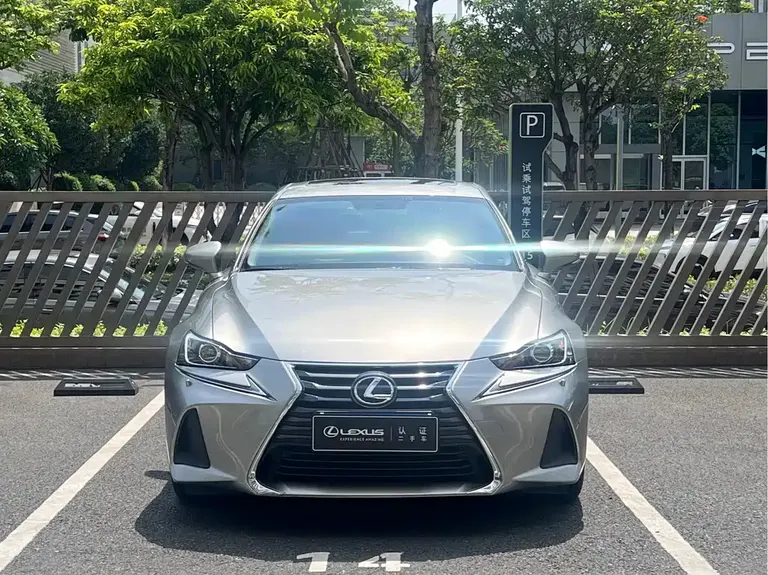 Lexus IS 300 Leading