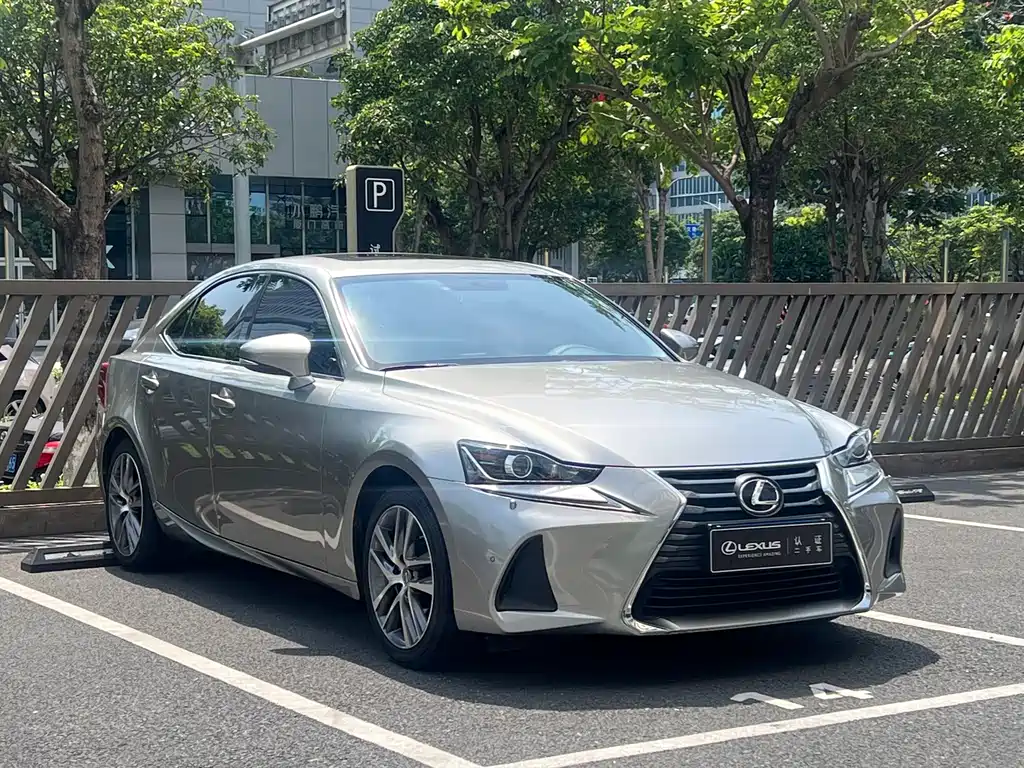 Lexus IS 300 Leading