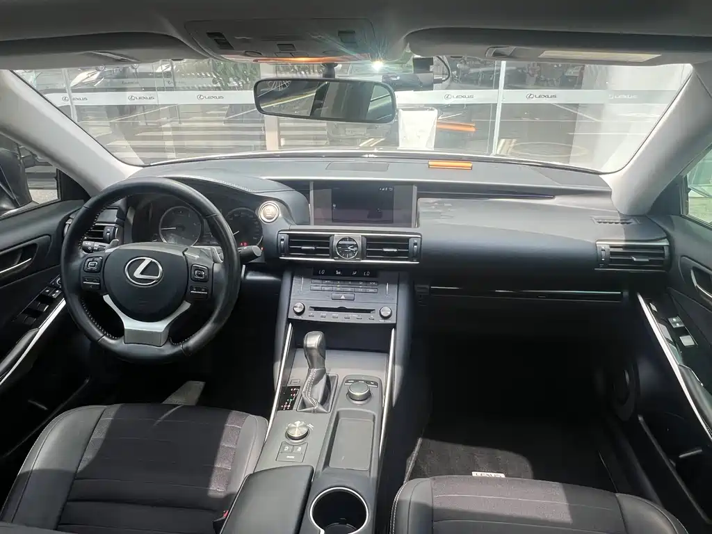 Lexus IS 300 Leading