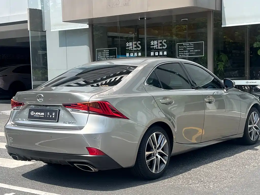 Lexus IS 300 Leading
