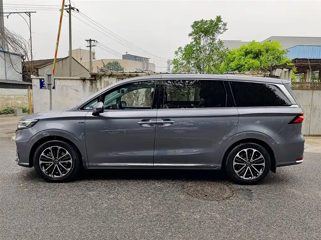 Roewe iMAX8 400 TGI Honored
