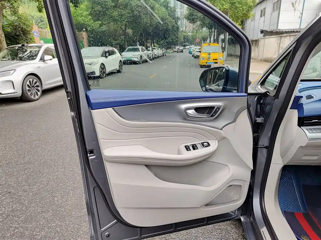 Roewe iMAX8 400 TGI Honored