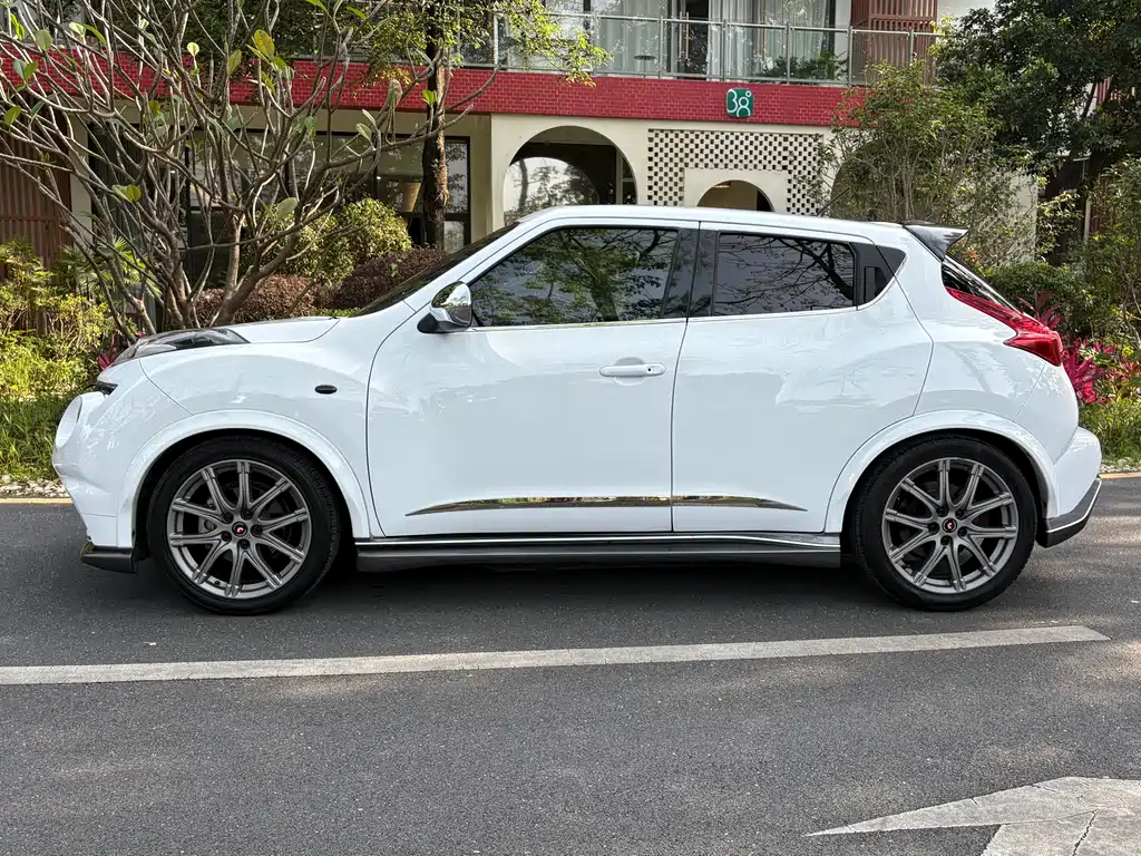 Infiniti ESQ 1.6 L Personality