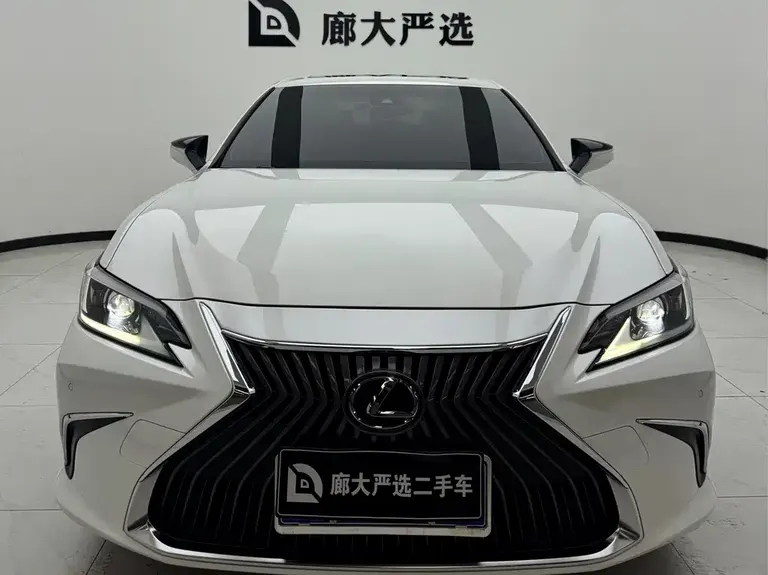 Lexus ES 200 Outstanding
