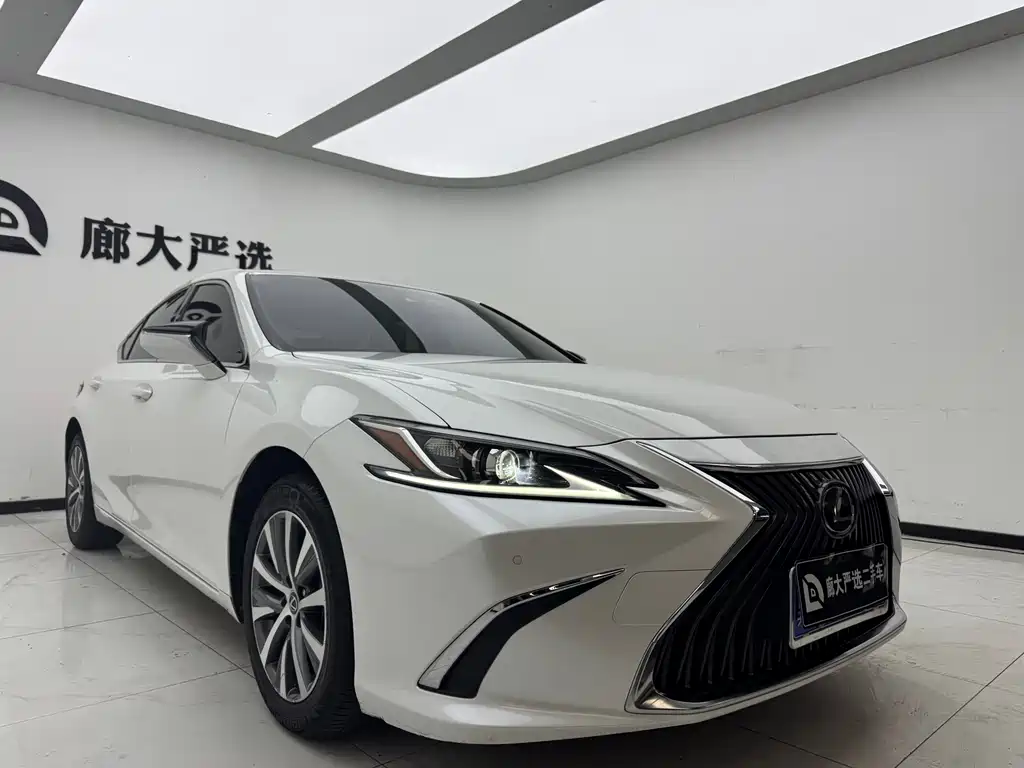 Lexus ES 200 Outstanding