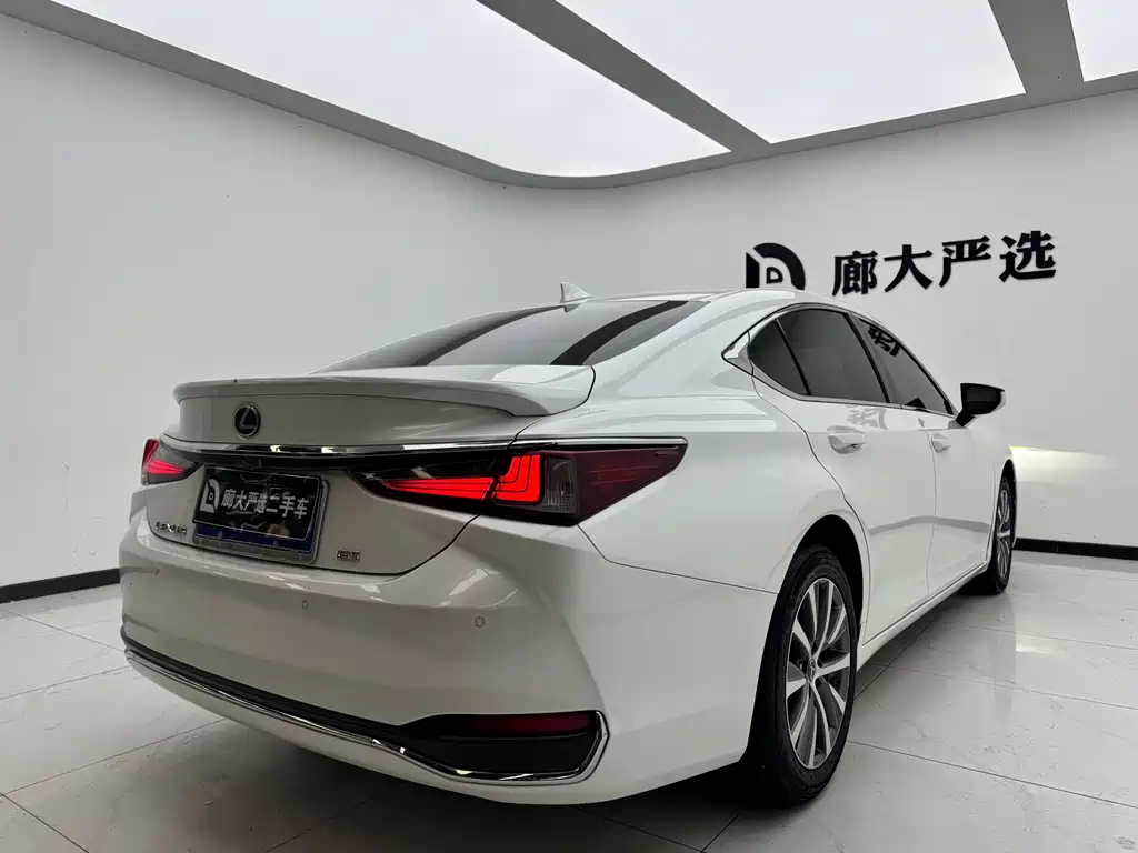 Lexus ES 200 Outstanding