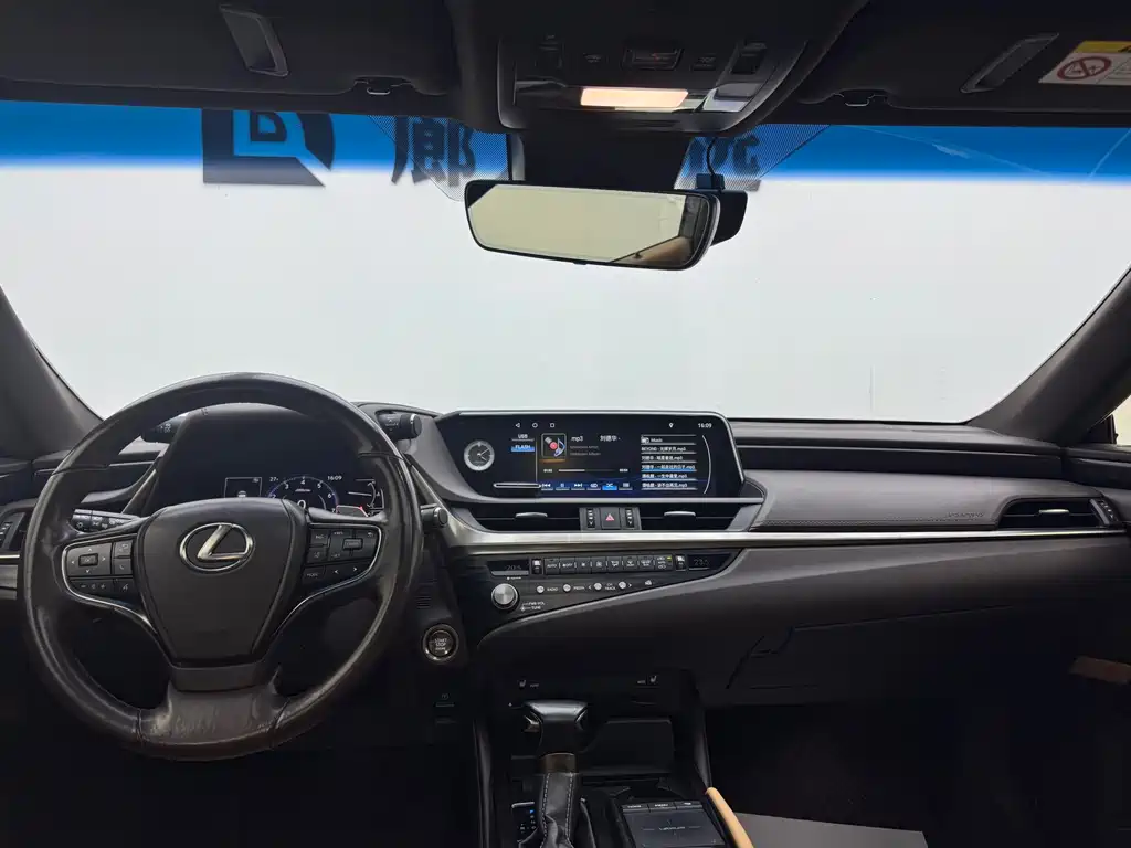 Lexus ES 200 Outstanding