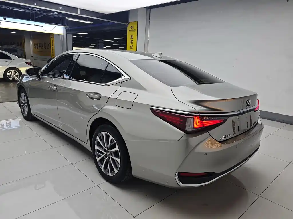 Lexus ES 200 Outstanding