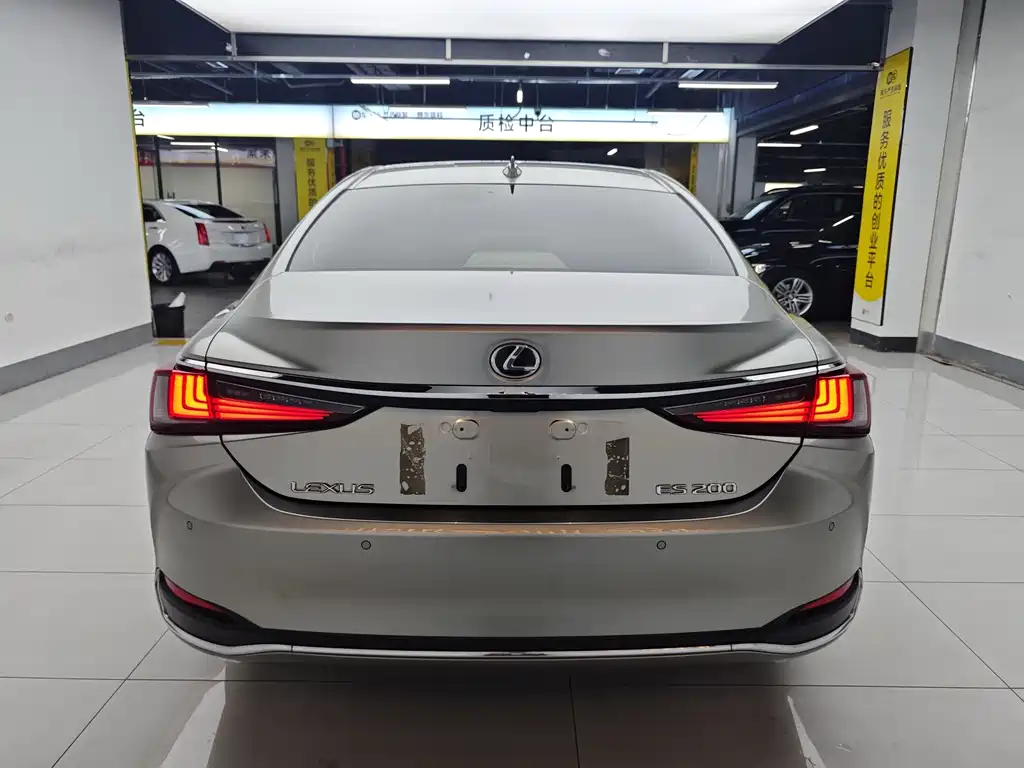 Lexus ES 200 Outstanding