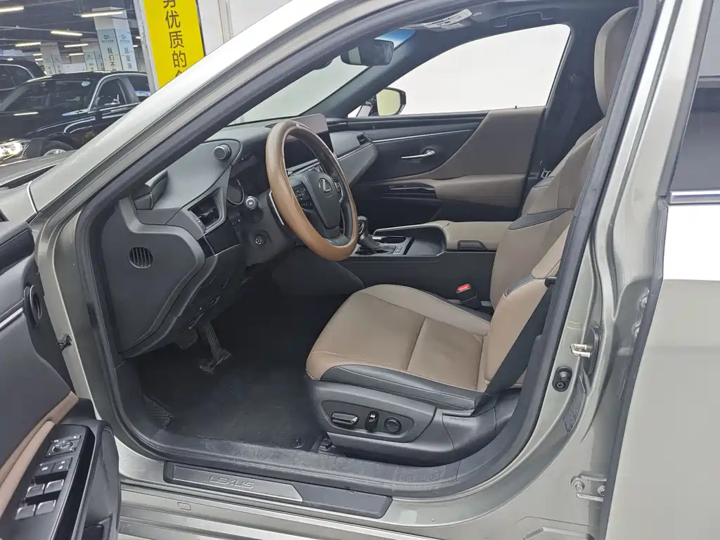 Lexus ES 200 Outstanding