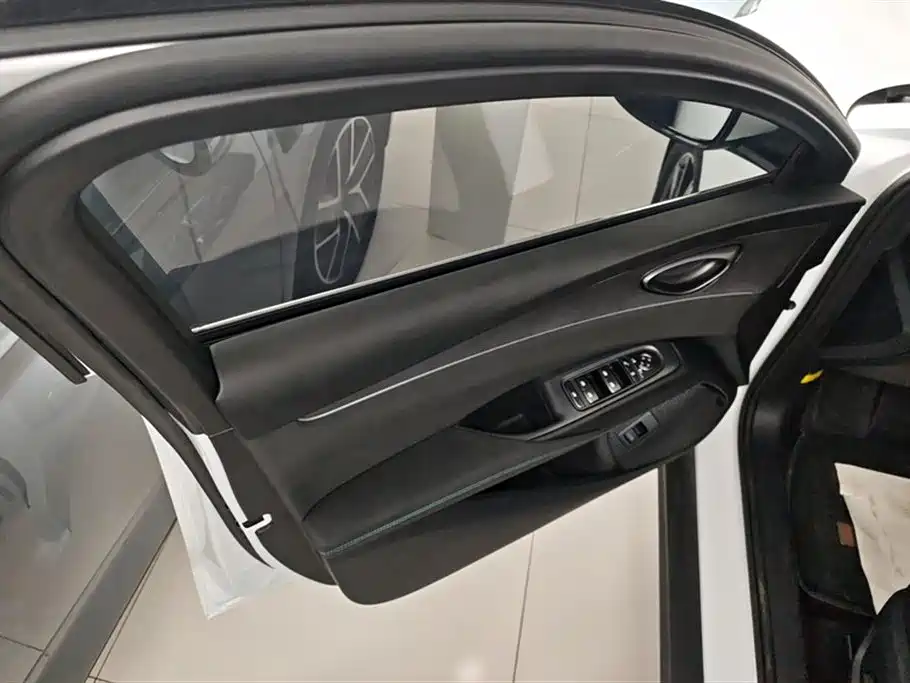 Seal 06 DM-i 80 KM Distinguished
