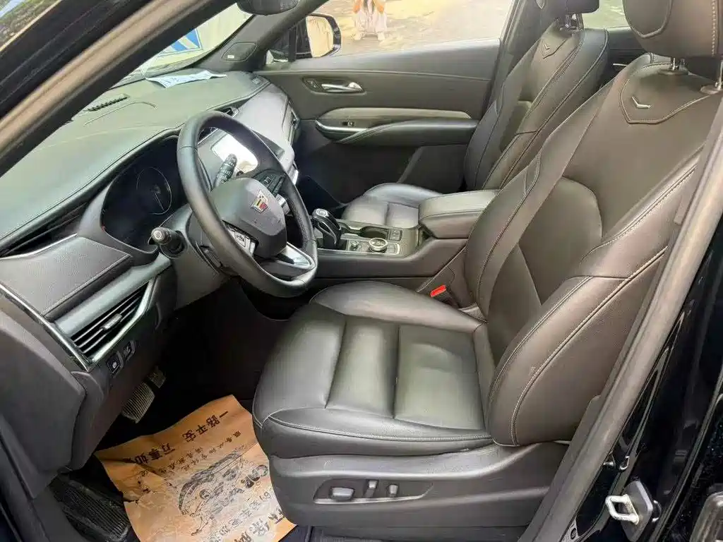 Cadillac XT4 28 T 2 WD Leading