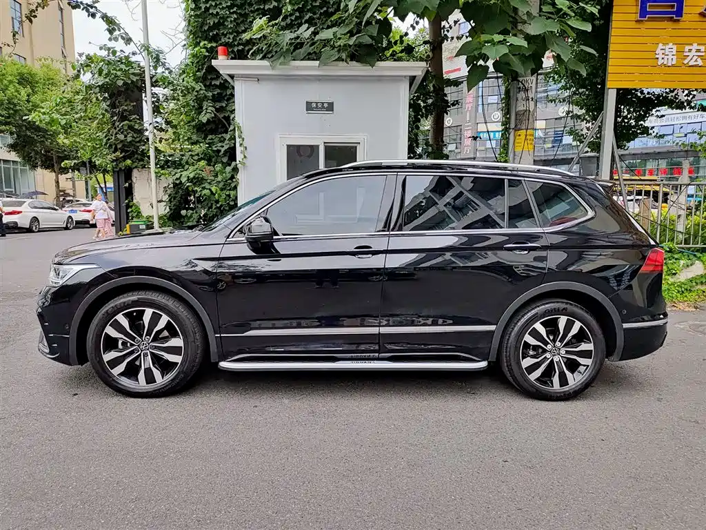 Tiguan L Outstanding 330 TSI Auto 2 WD R-Line Dragon Shine