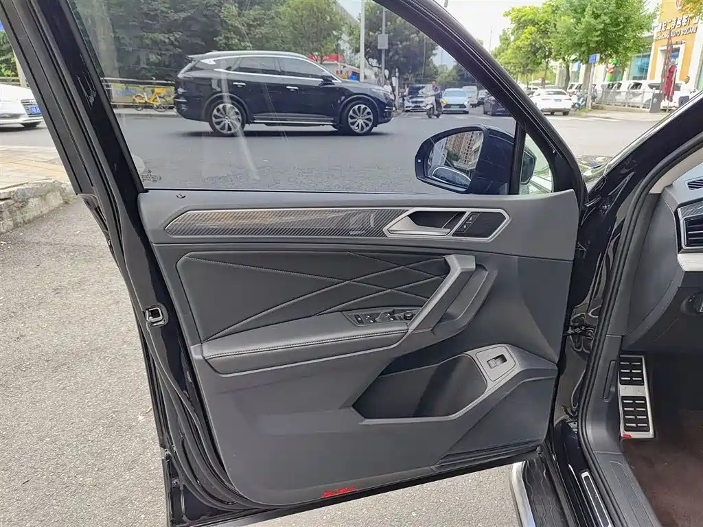 Tiguan L Outstanding 330 TSI Auto 2 WD R-Line Dragon Shine