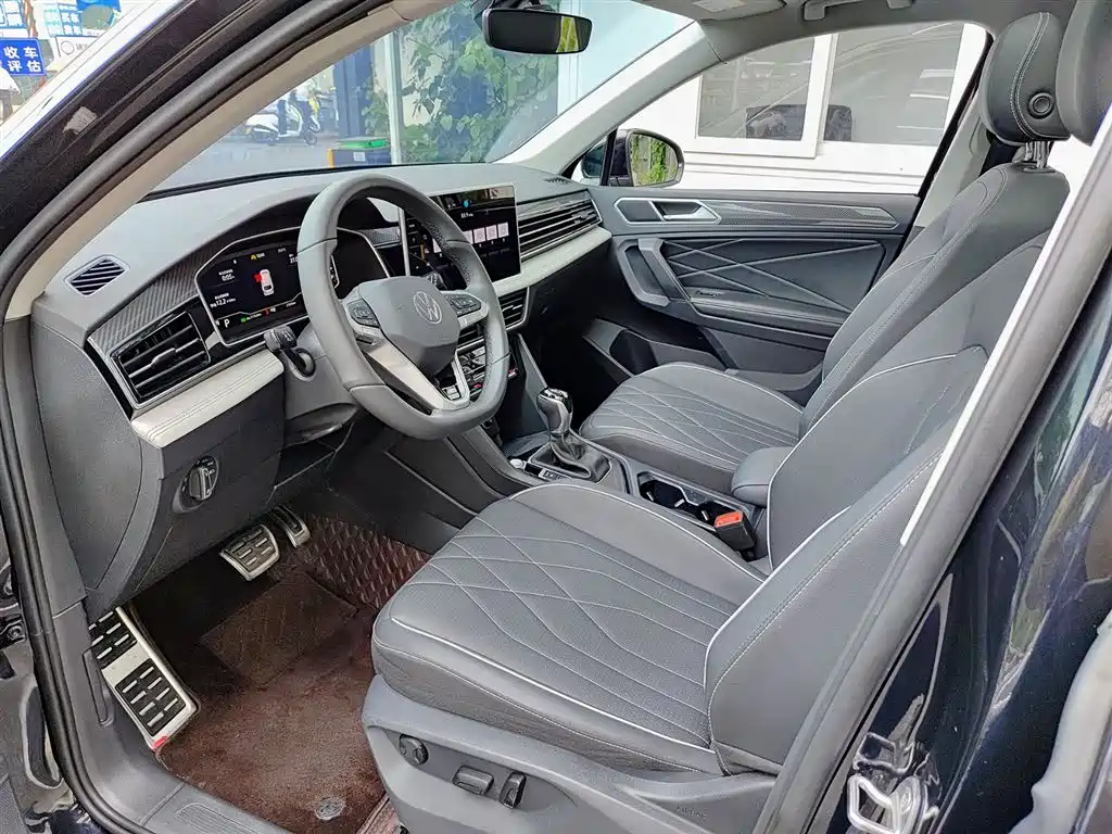 Tiguan L Outstanding 330 TSI Auto 2 WD R-Line Dragon Shine