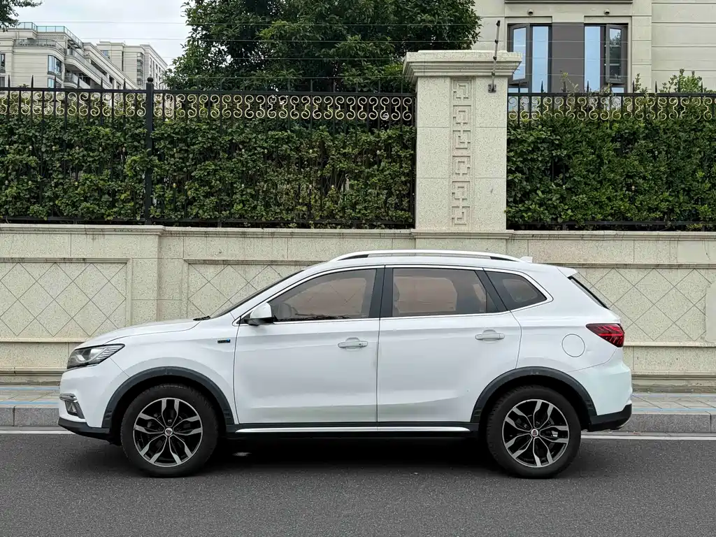 Roewe RX5 30 T 2 WD Auto Internet Smart Enjoyment