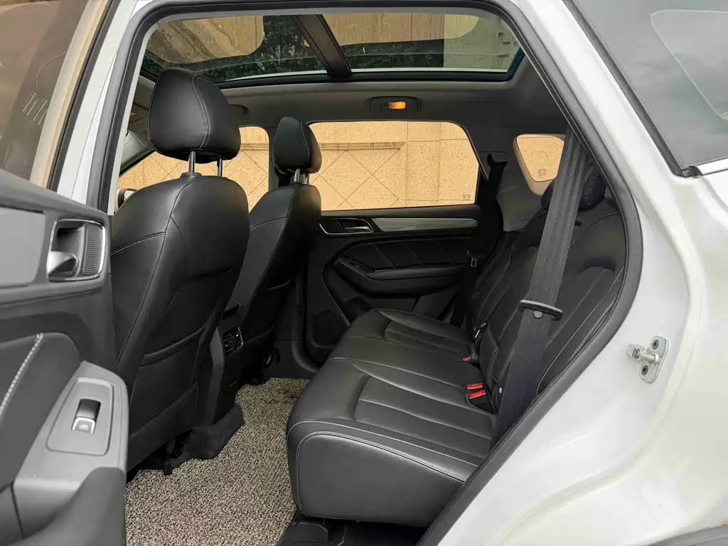 Roewe RX5 30 T 2 WD Auto Internet Smart Enjoyment