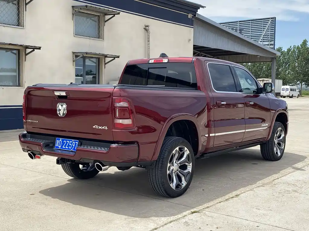RAM Trucks 5.7 L Auto