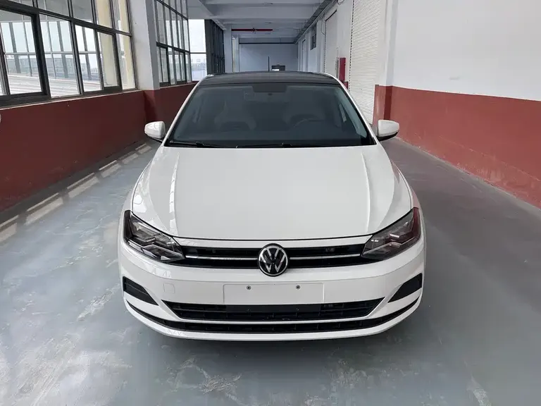 Volkswagen Polo Plus 1.5 L Auto Colorful Tech