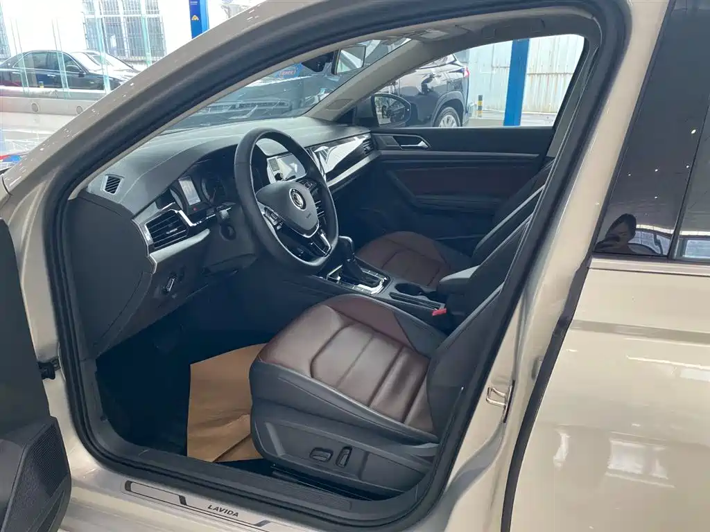 Lavida 280 TSI DSG Luxury CN-VI