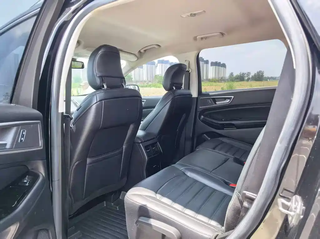 Edge EcoBoost 245 2 WD Platinum Sharp 5-seat