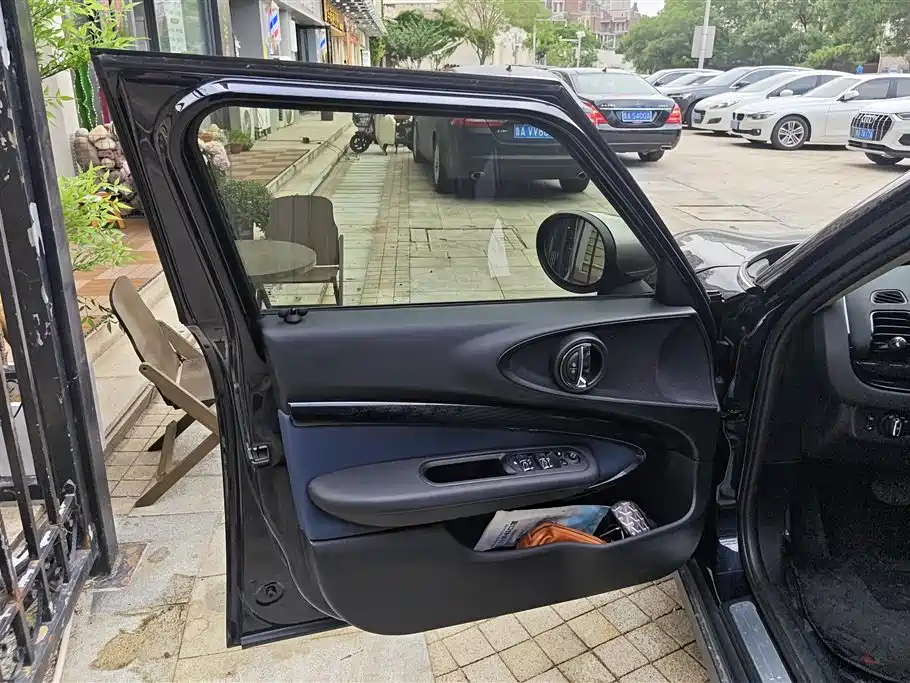 MINI CLUBMAN 1.5 T COOPER Connoisseur