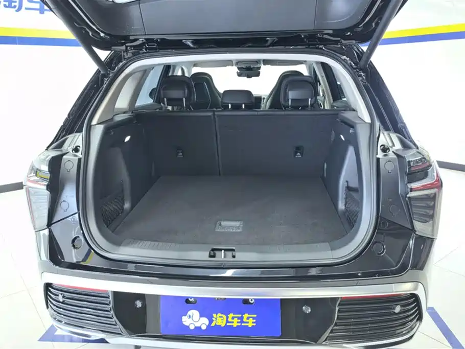 Hongqi HS3 PHEV 115 km Power Action