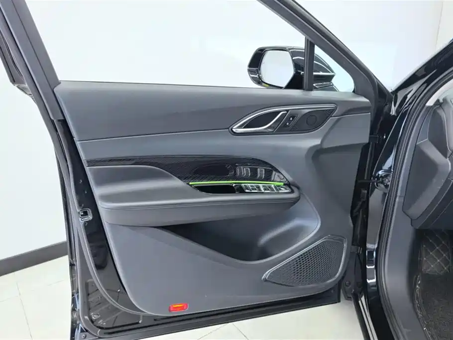 Hongqi HS3 PHEV 115 km Power Action