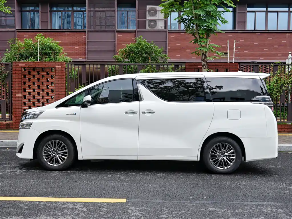 Vellfire Crown Dual Engine 2.5 L HV Luxury