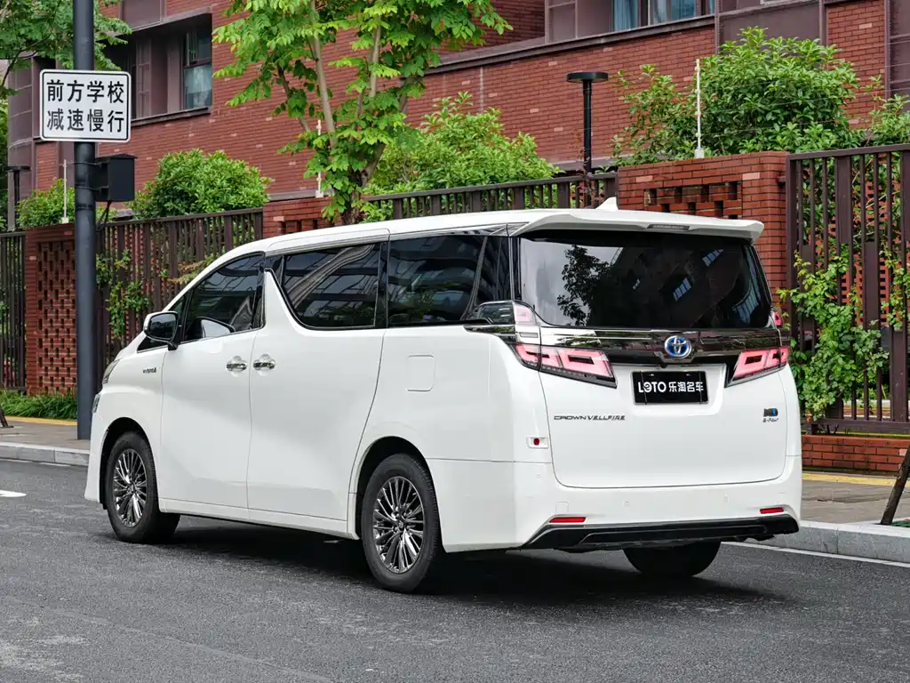 Vellfire Crown Dual Engine 2.5 L HV Luxury