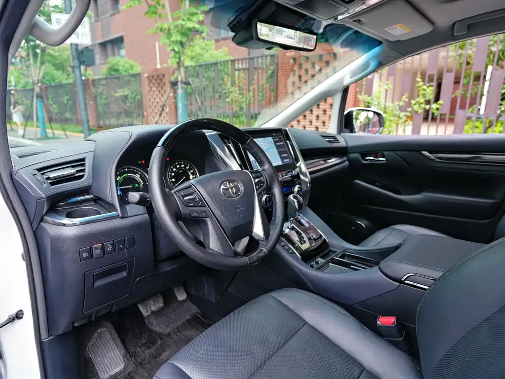 Vellfire Crown Dual Engine 2.5 L HV Luxury
