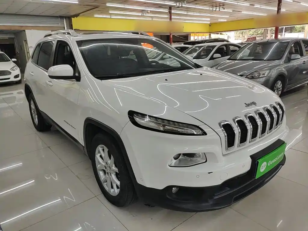 Cherokee 2.4 L Leading