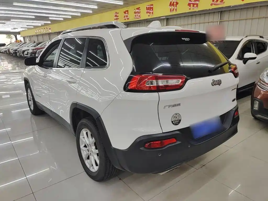 Cherokee 2.4 L Leading