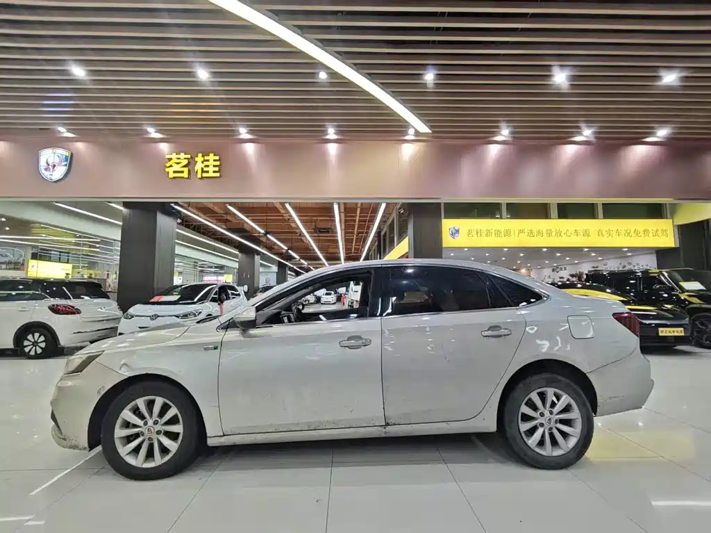 Roewe i6 NEV 45 T Hybrid Connected Smart Enjoyment