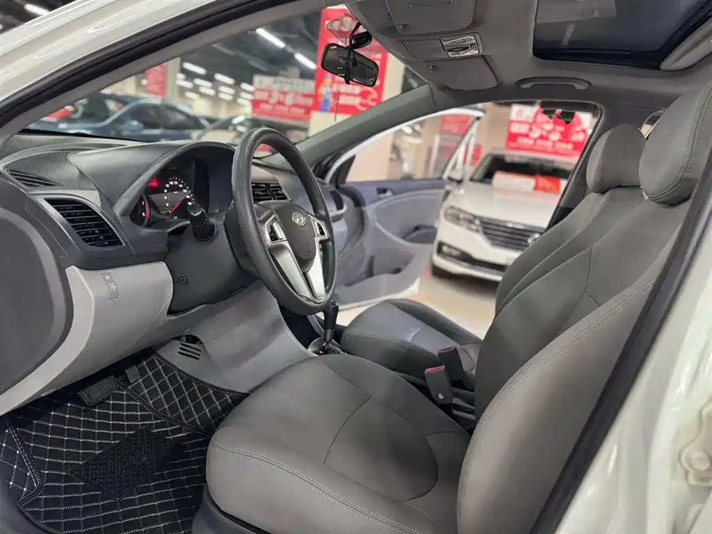 Accent 1.4 L Auto Leading GLX