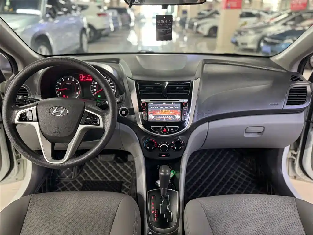 Accent 1.4 L Auto Leading GLX