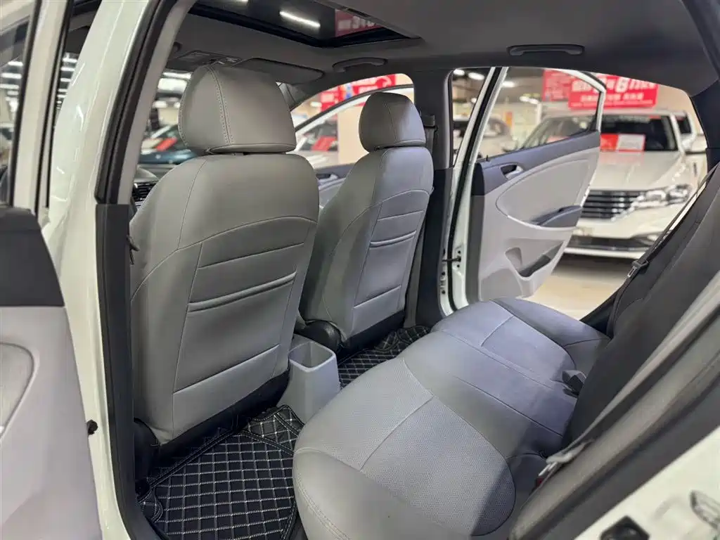 Accent 1.4 L Auto Leading GLX