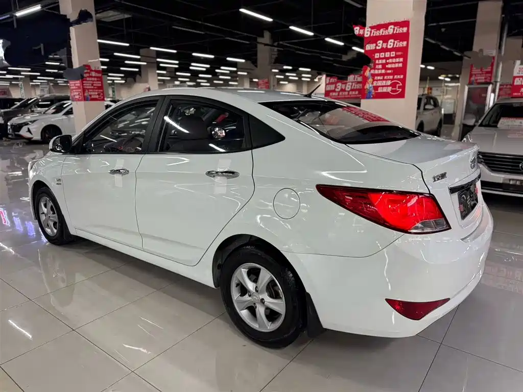Accent 1.4 L Auto Leading GLX