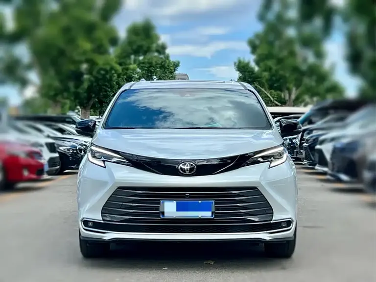 Toyota Sienna 2.5 L Hybrid 4 WD Distinguished