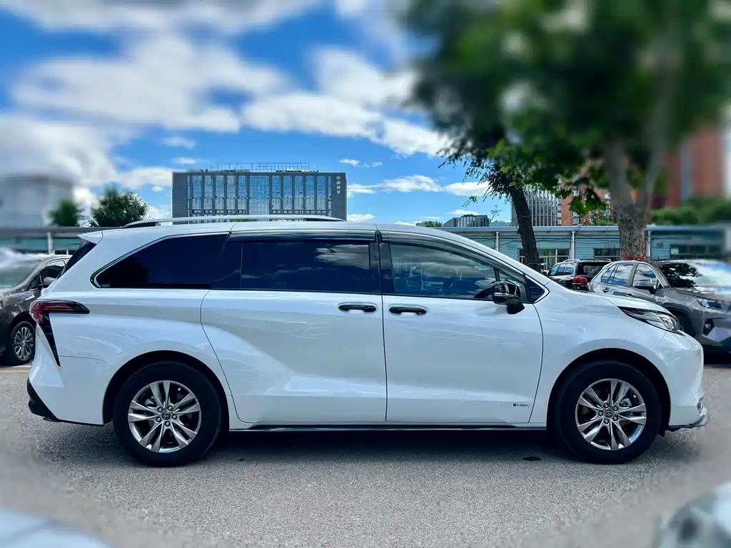 Sienna 2.5 L Hybrid 4 WD Distinguished