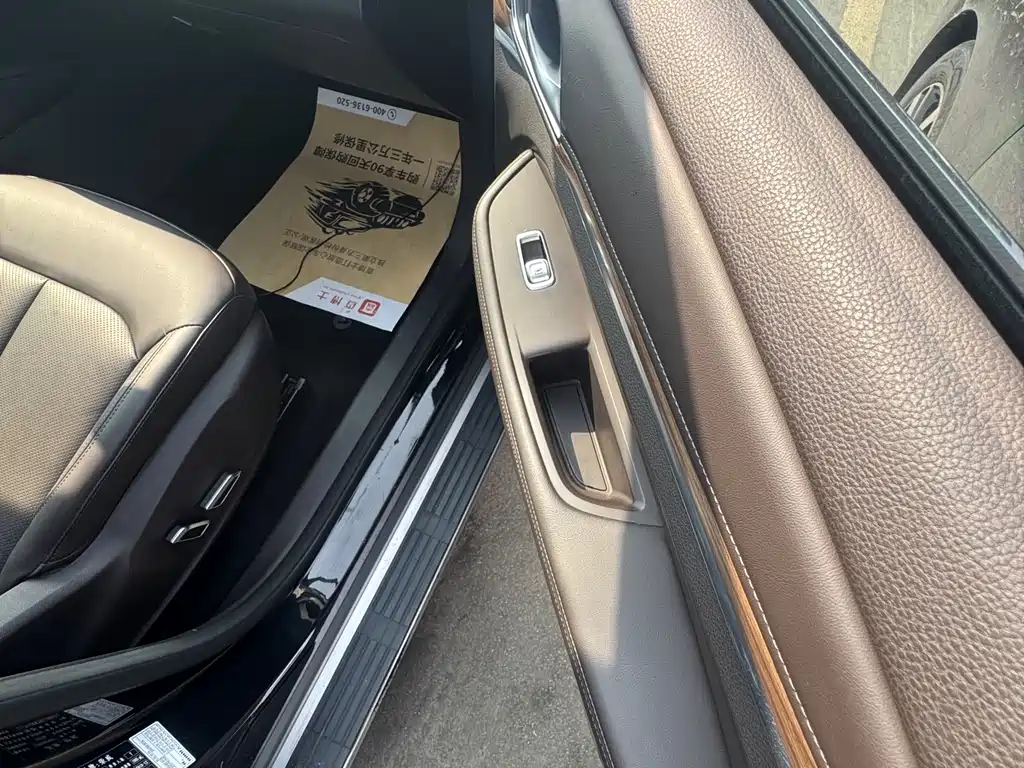 Roewe RX8 30 T Connected 4 WD Outstanding Flagship